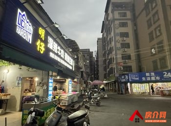 霞山金纺服装城80m²商铺转让，参考报价：5100元/月