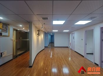 深蓝时代290m²写字楼出租，参考报价：8800元/月