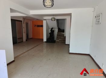 开发区快轨金马路140m²商铺出租，参考报价：5000元/月