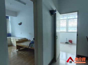 金湖西路127号院小区房屋出售，个旧金湖西路127号院，4室2厅，报价：28.6万元