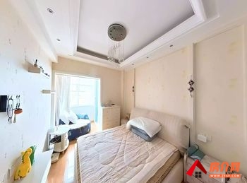 老州政府住宅区小区房屋出售，个旧老州政府住宅区，4室2厅，报价：68万元